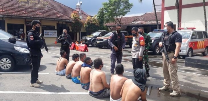 DIAMANKAN: Tim Jaguar Polrestro Depok mengamankan tujuh orang Pak Ogah, yang acapkali meresahkan pengguna jalan, Jumat (5/2/2021) (foto : IST/DT)