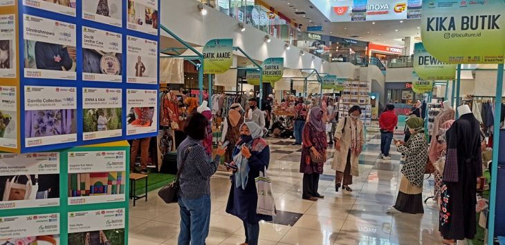 PASAR KREATIF: Pengunjung memilih salah satu prodak yang dihadirkan dalam Pasar Kreatif Bandung di Cihamplas Walk, Kota Bandung (foto :TAOFIK ACHMAD HIDAYAT/RADAR BANDUNG)