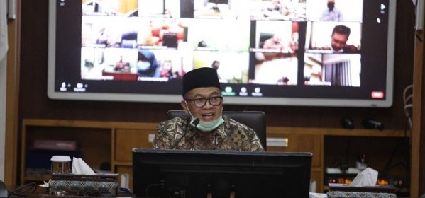 RAPAT: Walikota Bandung, Oded M Danial mengikuti rapat secara virtual.

(foto : IST )