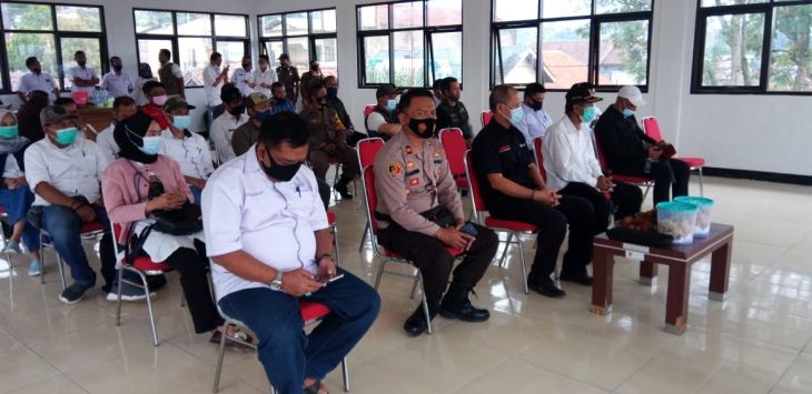 PERPISAHAN : Jajaran Muspika Ibun serta tamu undangan saat perpisahan Sekcam Ibun, Rabu (2/2/2021) (foto : DEDEN KUSDINAR/RADAR BANDUNG)