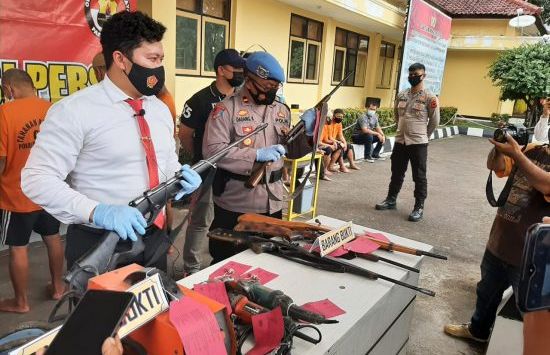 DIAMANKAN : Anggota Reskrim Polres Sukabumi saat memperlihatkan sejumlah senpi laras panjang rakitan tanpa izin yang digunakan para pelaku pemburu babi di halaman Makpolres Sukabumi, Senin (8/2/2021) (foto : IST)