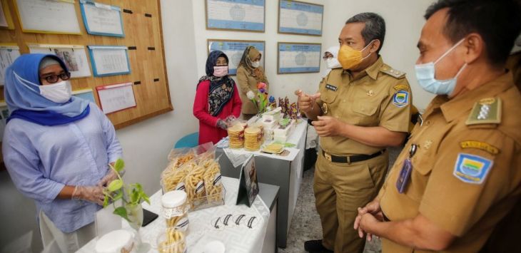 TINJAU: Wakil Walikota Bandung, Yana Mulyana mengunjungi UMKM Binaan Kecamatan Rancasari Kota Bandung, Selasa (9/2/2021) (foto : IST)