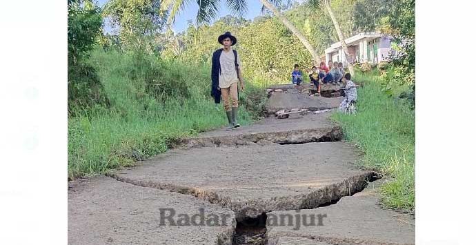 BENCANA: Bencana longsor dan pergerakan tanah yang terjadi di Kedusunan 04 Desa Batulawang, kecamatan Cipanas beberapa waktu lalu. (foto: DOK/ RADAR CIANJUR)