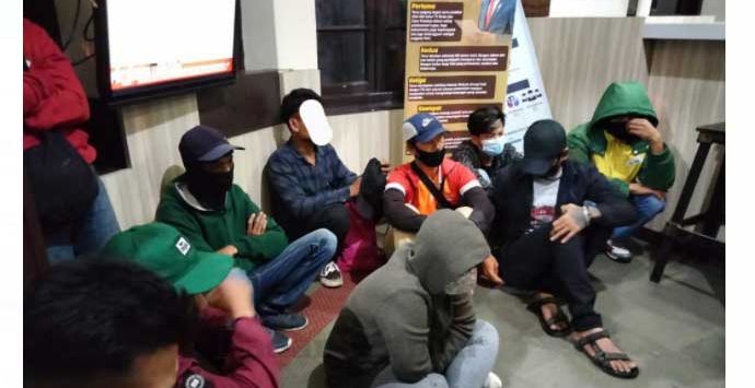 DIAMANKAN: Sejumlah pasangan mesum di wilayah Pacet dan Cipanas diamankan ke Mapolsek Pacet, Jumat malam, (19/2/2021) (foto : IST)