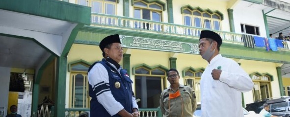 TINJAU: Wakil Gubernur Jawa Barat, Uu Ruzhanul Ulum meninjau salah satu Pesantren terkait kesiapan penerapan AKB.( foto : arh/bbs )