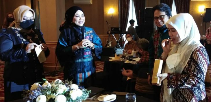 Ibu Wakil Gubernur Jabar, Lina Marlina Ruzhan (kanan) saat mencicipi beberapa produk makanan Lupba disaksikan Ketua Perkumpulan Bumi Alumni (PBA) Ary Zulfikar (kedua kanan) dan Ketua Bidang Hubungan Antar Lembaga PBA yang juga penggagas Merek Kolektif PBA, Dewi Tenty (kedua kiri). (foto : ist)