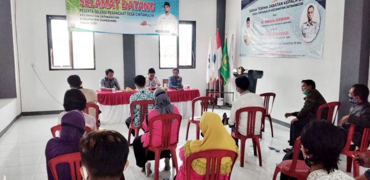 SOSIALISASI : Puluhan peserta yang terdiri dari ketua kelompok PKH dan perwakilan warga Desa Cintamulya Kecamatan Jatinangor mengikuti sosialisasi terkait penerima manfaat program BPNT dan PKH, Rabu (17/2/2021). (foto: TOHA/RADAR SUMEDANG)