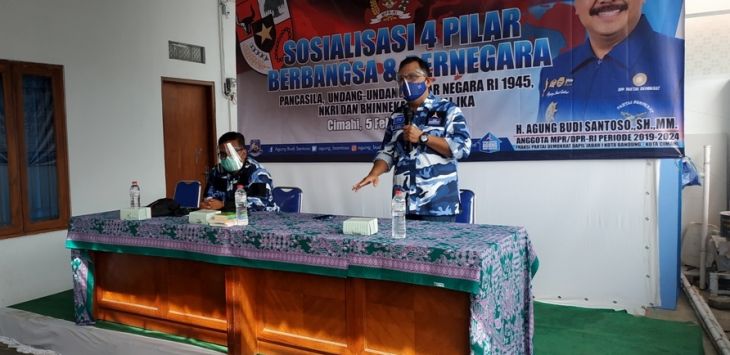 PEMAPARAN : Anggota MPR/DPR RI Agung Budi Santoso (berdiri) dalam sosialisasi empat pilar kebangsaan dan bernegara di Kantor DPC Demokrat Kota Cimahi, Jalan Sangkuriang, Minggu, (7/2/2021) (foto : GATOT POEDJI UTOMO/RADAR BANDUNG)