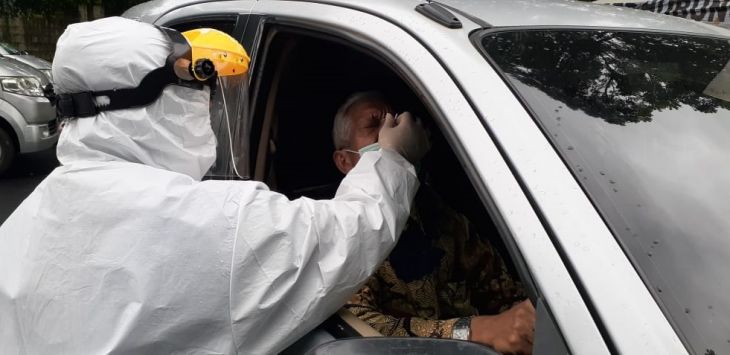 DITES : Sejumlah pengemudi kendaraan mengikuti drive thru rapid tes antigen di Cileunyi, Sabtu (20/2/2021) (foto : Fikriya Zulfah/Radar Bandung)