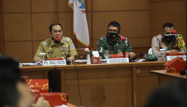 RAPAT KORDINASI: Plt Wali Kota Cimahi Ngatiyana bersama Forum Komunikasi Pimpinan Daerah (Forkompimda) saat melakukan rapat terkait PPKM Mikor di Kota Cimahi (foto : IST)