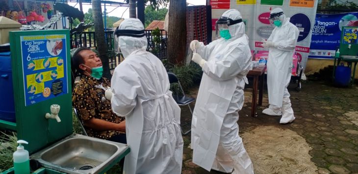 SWAB TEST: Camat Ngamprah Aep Supriatna saat menjalani tes swab di Puskesmas Ngamprah, Kamis (4/2/2021) (foto : HENDRA HIDAYAT/ RADAR BANDUNG)