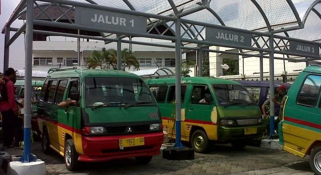 SUASANA: Tampak Sejumlah angkot sedang menunggu penumpang di terminal Leuwigajah, Cimahi, beberapa waktu lalu. (foto: IST)