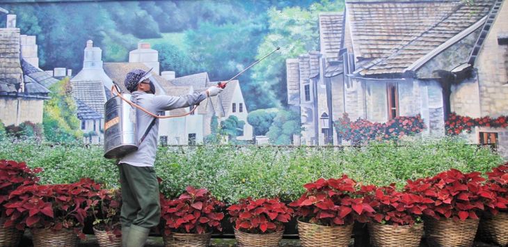 WISATA: Petugas menyemprotkan cairan disinfektan di sejumlah area wisata di Lembang, belum lama ini(foto : Pelaku Usaha Pasrah dan Berdoa Pandemi Berakhir)