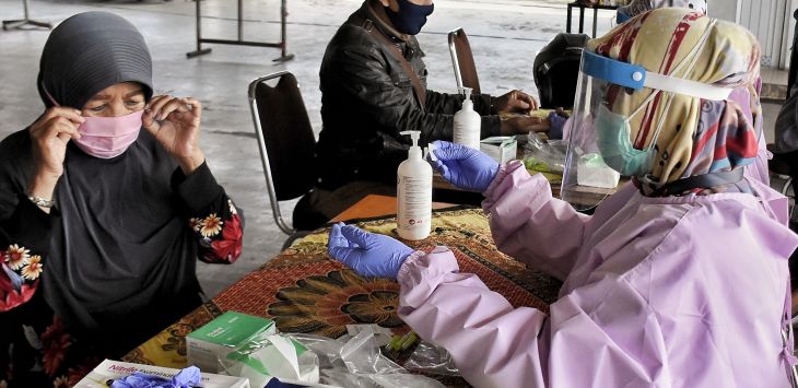 RAPID TEST: Sejumlah sopir angkot dan pedagang  jalani rapid test antigen Covid-19 di Pasar Atas, Kota Cimahi, beberapa waktu lalu (foto : TAOFIK ACHMAD HIDAYAT/RADAR BANDUNG)