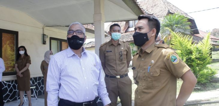 KUNJUNGAN : Pimpinan dan Anggota Pansus IX saat kunjungan kerja ke Kantor UPTD PPSBR Dinsos Jabar, KBB, Senin, (22/2/2021). (foto: DOK.HUMAS DPRD JABAR)