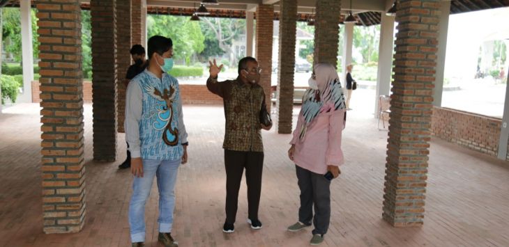 MENINJAU : Komisi II Provinsi Jawa Barat saat meninjau Gedung Creative Center, Kota Cirebon, Senin (22/2/2021). (foto: DOK.HUMAS DPRD JABAR)