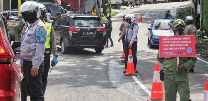 ILUSTRASI PEMERIKSAAN: Petugas gabungan memberikan imbauan protokol kesehatan kepada warga saat operasi penyekatan dan pemeriksaan di perbatasan Kabupaten Bandung dengan Kota Bandung di Jalan Ir H Juanda, Kecamatan Cimenyan, Kabupaten Bandung, belum lama ini (foto : TAOFIK ACHMAD HIDAYAT/RADAR BANDUNG)