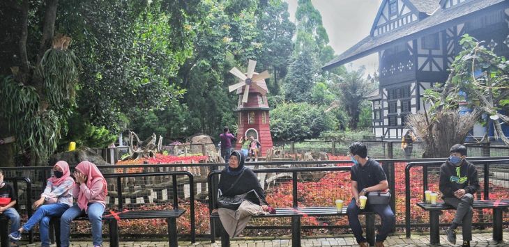 WISATA : Sejumlah wisatawan saat mengunjungi area wisata di Famhouse Susu Lembang, Kabupaten Bandung Barat, beberapa waktu lalu (foto : TAOFIK ACHMAD HIDAYAT/RADAR BANDUNG)