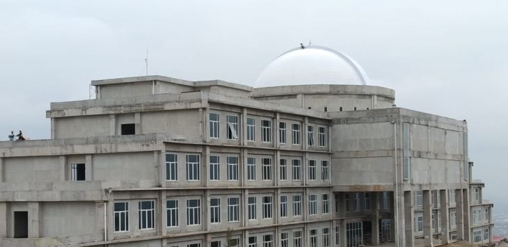 SUASANA: Tampak pembangunan gedung DPRD KBB yang terletakl di Mekarsari, Kecamatan Ngamprah sudah mencapai tahap 61 persen. (foto : HENDRA HIDAYAT/ RADAR BANDUNG)