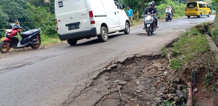 MELINTASI: Sejumlah pengendara tengah melewati jalan penghubung Cikalong-Cipendeuy di Desa Cikalong, Kecamatan Cikalongwetan, Kabupaten Bandung Barat (KBB), kemarin. (foto: HABIBI/RADAR BANDUNG)