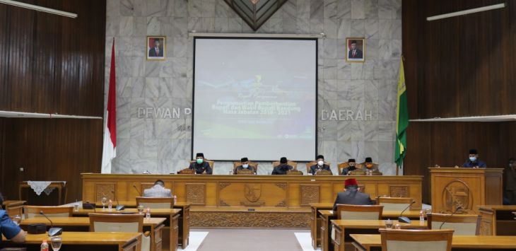 SUASANA : Suasana rapat paripurna Pengumuman Usulan Pemberhentian Bupati dan Wakil Bupati Bandung di Soreang, Senin (1/2).