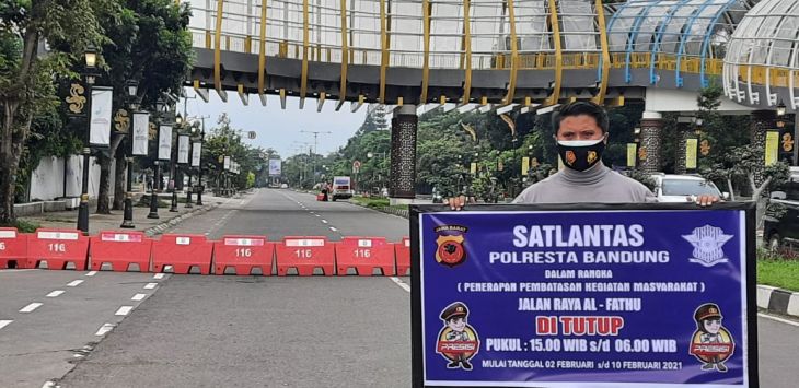 MEMASANG : Petugas tengah memasang rambu penutupan Jalan Raya Al-Fathu Soreang.