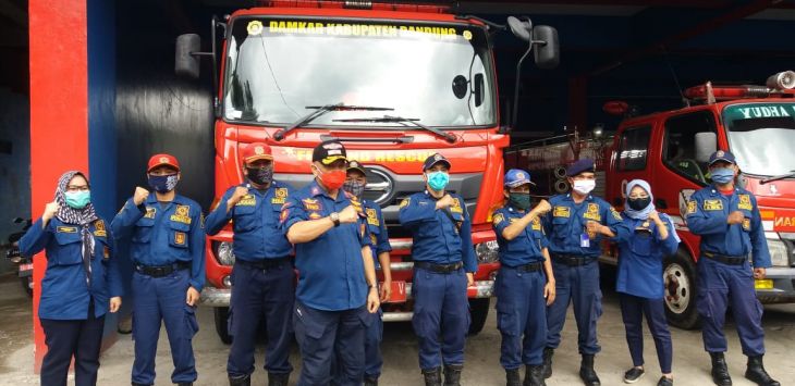 BERPOSE : Sejumlah petugas pemadam kebakaran Kab. Bandung tengah berpose untuk berfoto bersama.