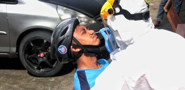 Wisatawan menjalani rapid test antigen di Jalan Ir H Juanda, Kecamatan Cimenyan, Kabupaten Bandung, Minggu (7/2). Foto: TAOFIK ACHMAD HIDAYAT/ POJOKBANDUNG