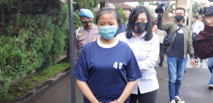 GELANDANG : Pelaku pencurian kendaraan roda dua D (17) digelandang saat ekspos di Mapolresta Bandung, Senin (8/2).