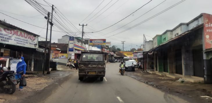 MELINTAS : Sebuah kendaraan berpenumpang yang kondisinya terlihat tidak layak tengah melintas di Jalan Raya Pangalengan.