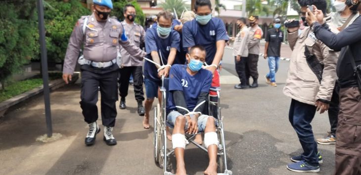 MENGGUNAKAN : Salah seorang pelaku pembunuhan terpaksa menggunakan kursi roda karena mengalami luka tembak.