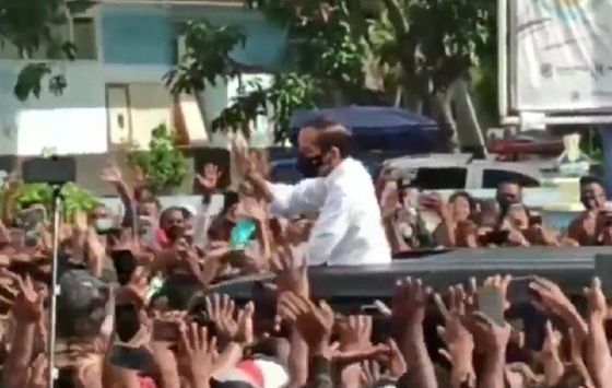 Kerumunan massa pada saat Presiden Joko Widodo (Jokowi) melakukan kunjungan kerja di Maumere, Nusa Tenggara Timur. (Gunawan/Screenshot Video kerumunan Jokowi)