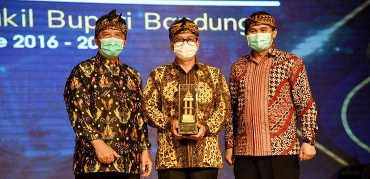 Bupati Bandung periode 2011-2021, Dadang M Naser dan Wakil Bupati Bandung periode 2016-2021, Gun Gun Gunawan saat berfoto bersama dengan Plh Bupati Bandung, Tisna Umaran dalam acara serah terima jabatan Bupati/Wakil Bupati Bandung 2016-2021 di Soreang, Rabu (17/2).