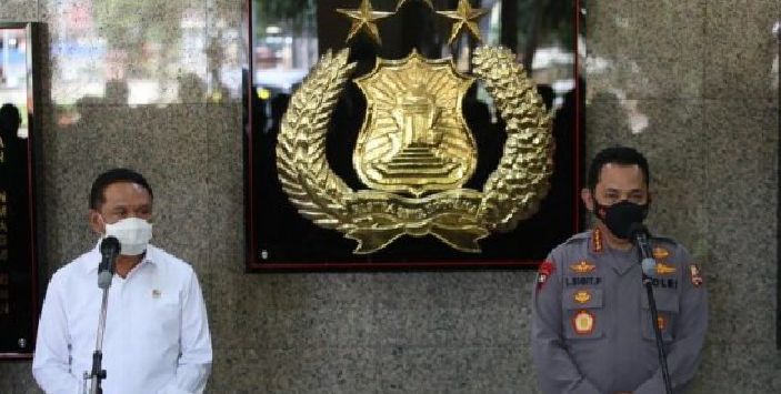 Kapolri Jenderal Listyo Sigit Prabowo (kanan) dan Menpora Zainudin Amali memberikan keterangan pers di Mabes Polri, Jakarta hari ini