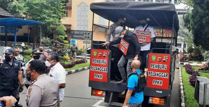 Pengendara moge yang melanggar ganjil genap Kota Bogor saat dibawa ke Balaikota untuk disidang, Sabtu (13/2/2021)