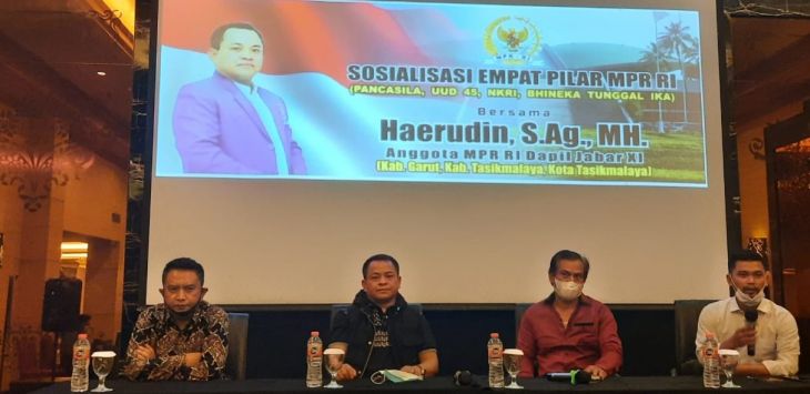 MEMAPARKAN : Anggota MPR RI dari Fraksi PAN, Muhammad Hoerudin Amin, saat memaparkan dan mensosialisasikan empat pilar MPR RI di hadapan warga Desa Bojong Kecamatan Pameungpeuk Garut, Kamis (4/2).( foto : azm )