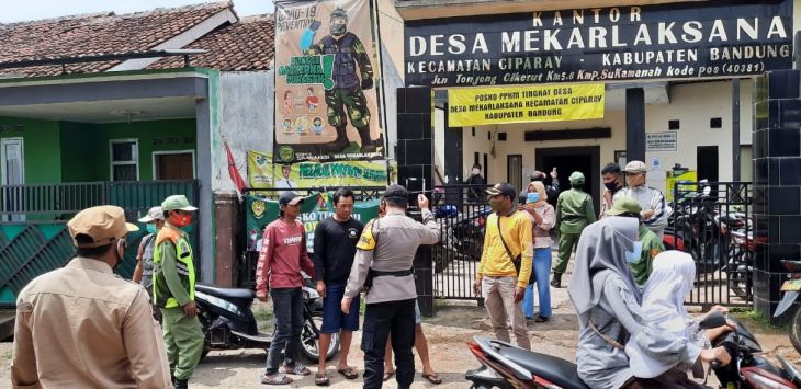 YUSTISI : Petugas gugus tugas penanganan Covid-19 Desa Mekarlaksana melaksanakan operasi yustisi, Senin(15/2/2021) (foto : DEDEN KUSDINAR/RADAR BANDUNG)