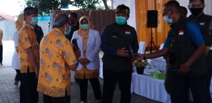 PRASASTI : Bupati Bandung, Dadang M.Naser menandatangani prasasti di RSUD Laswi Majalaya, Kab. Bandung, Selasa (2/2/2021) (foto : DEDEN KUSDINAR/RADAR BANDUNG)