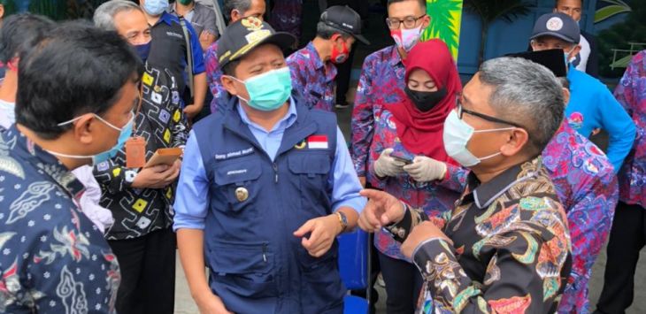 BERBINCANG: Deputi Direktur Wilayah BPJS Ketenagakerjaan Jawa Barat, Dodo Suharto berbincang dengan Bupati Sumedang, Dony Ahmad Munir beserta jajaran usai menyerahkan santunan kepada ahli waris korban meninggal dunia akibat tanah longsor di Cimanggung, Kabupaten Sumedang.