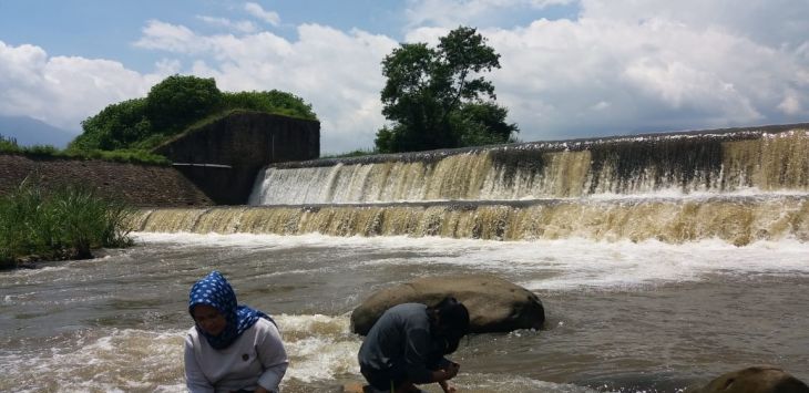 BERMAIN : Sejumlah warga tengah bermain air di Bendungan Hantap Ciherang, Cangkuang, Minggu (14/2/2021) (foto : FIKRIYA ZULFAH/RADAR BANDUNG)