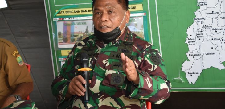 MENINJAU : Pangdam III/Siliwangi Mayjen TNI Nugroho Budi Wiryanto, meninjau langsung lokasi pengungsian dan tanggul yang jebol di Kec. Teluk Jambe, Kab. Karawang, Senin (22/2/2021). (foto: PENDAM III/SLW)