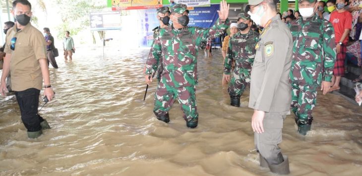 MENINJAU : Pangdam III/Siliwangi Mayjen TNI Nugroho Budi Wiryanto meninjau bencana banjir wilayah Pamanukan Subang Jawa Barat, Selasa (9/2/2021) (foto : PENDAM III/SLW)