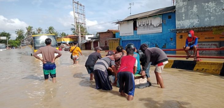 EVAKUASI : Warga mengevakuasi korban banjir di Subang Utara, Kabupaten Subang. Pemkab Subang mengakhiri status tanggap darurat banjir sejak Senin (22/2/2021) (foto : M.ANWAR.RADAR BANDUNG)