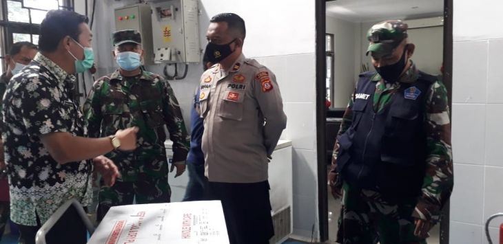 TIBA : Vaksin gelombang ke dua tiba di Subang dengan pengawalan ketat petugas gabungan TNI - Polri langsung dimasukan ke Gudang Vaksin UPTD Dinas Kesehatan Kabupaten Subang, Kamis (25/2/2021). (foto: M.ANWAR/RADAR BANDUNG)