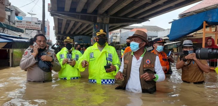 MEMANTAU : Kang Jimat saat memantau lokasi bencana banjir di kecamatan Pamanukan Subang, Senin (8/2/2021) (foto : M.ANWAR/RADAR BANDUNG)