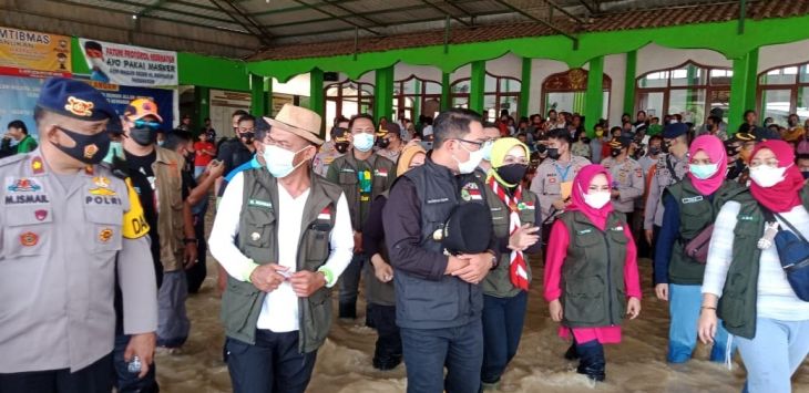 TEMUI PENGUNGSI : Gubernur Jawa Barat Ridwan Kamil didampingi Bupati Subang H.Ruhimat saat menemui ratusan pengungsi korban banjir di halaman Masjid Al-Mukhlisin Pamanukan, Subang , Selasa (9/2/2021) (foto : M.ANWAR/RADAR BANDUNG)