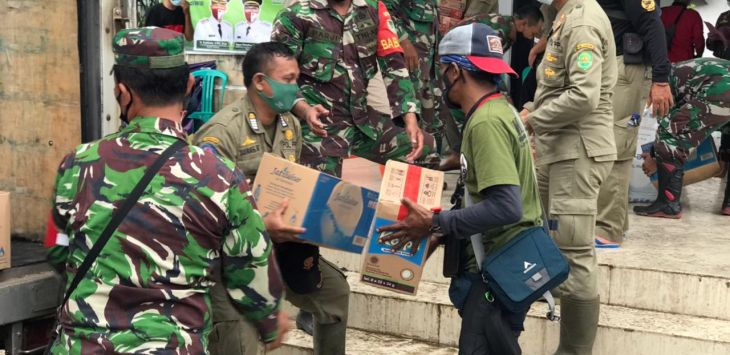 MENGALIR : Bantuan terus mengalir untuk korban bencana banjir Pantura Subang, malalui Posko penanganan bencana di Kantor Kecamatan Pamanukan, Rabu (10/2/2021).(foto : M.ANWAR/RADAR BANDUNG)