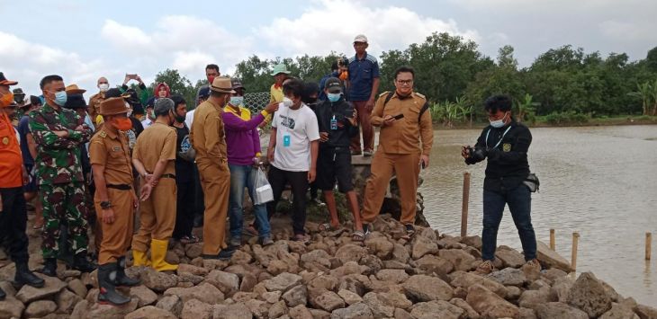 JEBOL : Bupati Subang Kang Jimat saat meninjau tanggul Sungai Cipunagara yang jebol, di desa Bongas Kecamatan Pamanukan, Subang Senin (22/2/2021) (foto : M.ANWAR/RADAR BANDUNG)