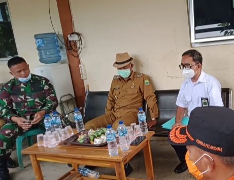 KETERANGAN : Kabid keterpaduan insfrastruktur BBWS Citarum Andri Yosa Sabri bersama Bupati Subang dan Dandim Subang, saat memberikan keterangan kepada awak media, Senin (22/2/2021). (foto: M.ANWAR/RADAR BANDUNG)