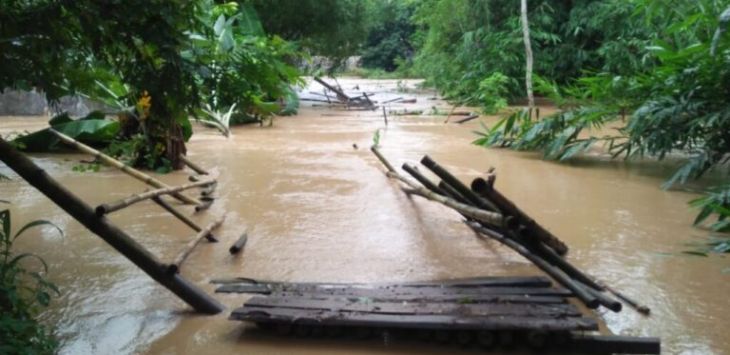 PUTUS:Jembatan gantung Angsana sepanjang 75 meter penghubung Kecamatan Cikaum yang terputus diterjang arus luapan sungai Ciasem.(foto : IST)